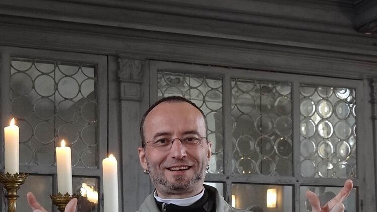 Das Feiern stand am Pfingstmontag in der Schlosskirche in Eyrichshof ganz im Mittelpunkt. Marco Kallenbach demonstriert die Gebärde dafür. Nach dem Gottesdienst wurden die Besucher zu einem Umtrunk in den ehemaligen "Baronenstall" in der Schlosskirche eingeladen. Foto: Johanna Eckert