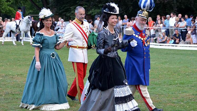 Bei der Quadrille des Reitervereins im Luitpoldpark.  Foto: Peter Rauch
