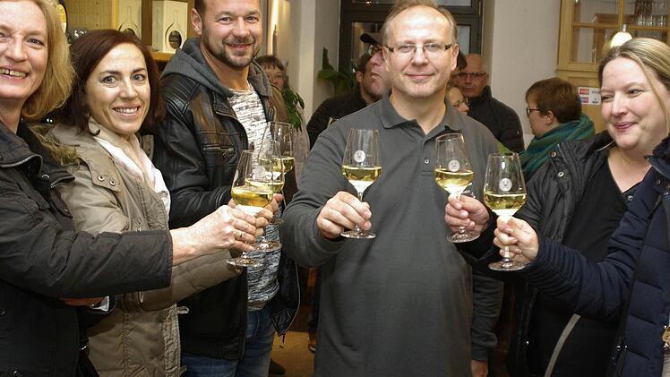 Stephan Merz (Mittte) stößt mit den Besuchern an. Foto: Winfried Ehling