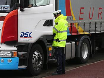 Der Fahrer entdeckte den Diebstahl erst, als er gegen 3.30 Uhr die Weiterfahrt in Richtung Nürnberg antreten wollte. Symbolbild: Ina Fassbender/dpa