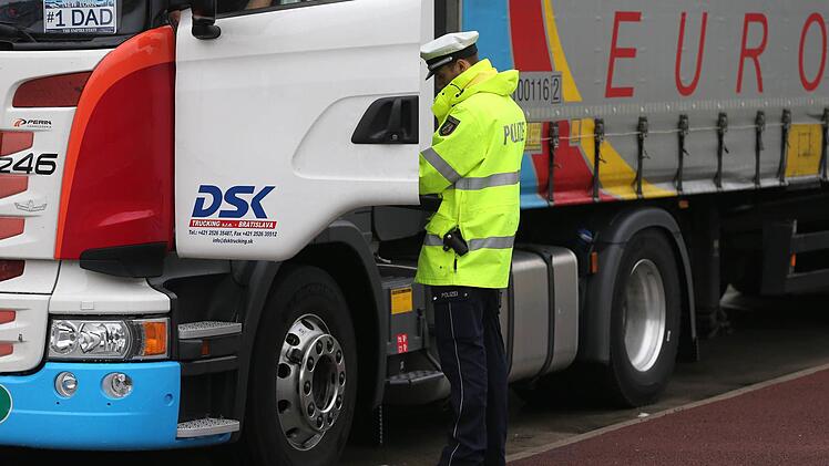 Der Fahrer entdeckte den Diebstahl erst, als er gegen 3.30 Uhr die Weiterfahrt in Richtung Nürnberg antreten wollte. Symbolbild: Ina Fassbender/dpa