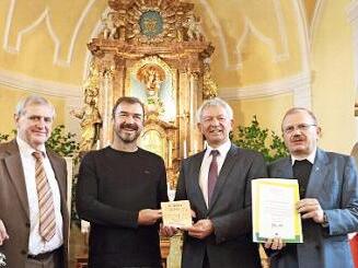 Bürgermeister Bruno Kellner, Kirchenführer Michael Hümmer, Landrat Johann Kalb und Pfarrer Reinhold Braun (von links) bei der Eröffnung des Denkmaltags in Medlitz. Foto: Renate Neubecker