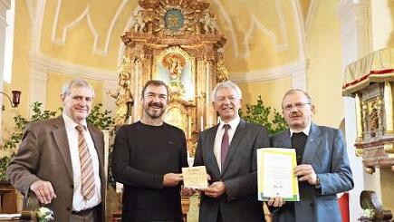 Bürgermeister Bruno Kellner, Kirchenführer Michael Hümmer, Landrat Johann Kalb und Pfarrer Reinhold Braun (von links) bei der Eröffnung des Denkmaltags in Medlitz. Foto: Renate Neubecker