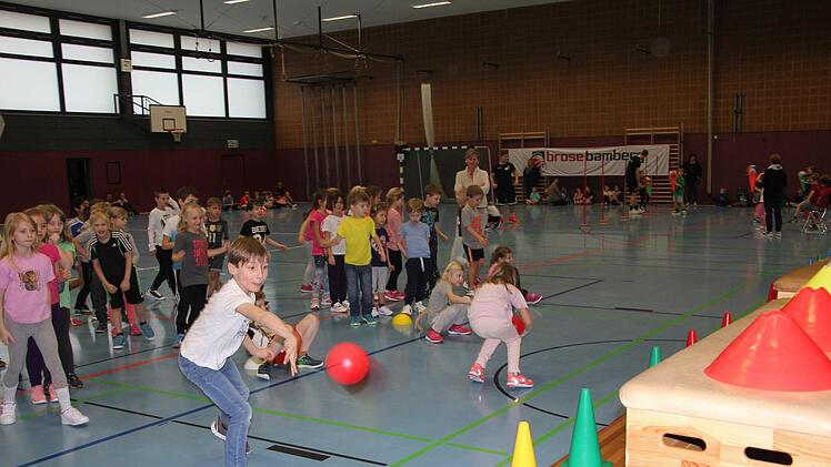 Zielwürfe schulten Trainerinnen der DJK Brose Bamberg mit den Kindern.Foto: Ralf Kestel