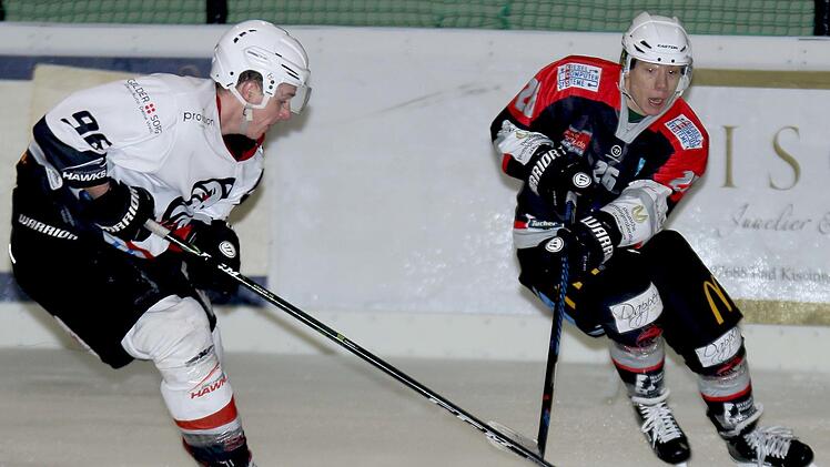 Immerhin zwei Assists steuerte Michael Breyer (links) zum Punktgewinn der Haßfurter "Hawks" beim ERSC Amberg bei.  Foto: Ralf Naumann