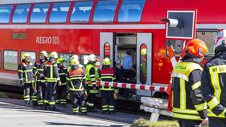 Nach einem Zusammenstoß eines Motorradfahrers mit einem Zug an einem Bahnübergang im Kreis Coburg kommt es zu Verkehrsbehinderungen. Foto: NEWS5 / Ittig