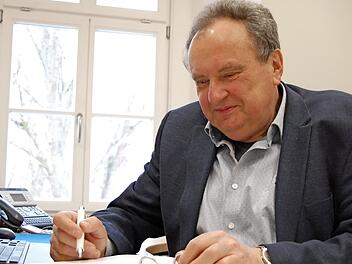 Ernst Haßler bei der Durchsicht von Unterlagen. Doch inzwischen hat er die Ordner zugeklappt und seinen Schreibtisch im Verwaltungsgebäude in Ebern geräumt. Zum Monatsende geht er in den Ruhestand.  Foto: privat