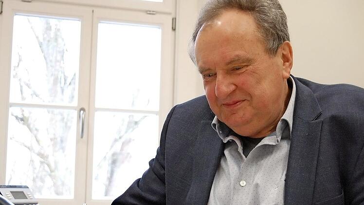 Ernst Haßler bei der Durchsicht von Unterlagen. Doch inzwischen hat er die Ordner zugeklappt und seinen Schreibtisch im Verwaltungsgebäude in Ebern geräumt. Zum Monatsende geht er in den Ruhestand.  Foto: privat