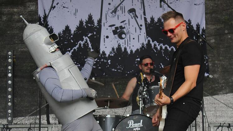 "The Riot Robots" mit Maskottchen Bender. Anna-Lena Deuerling
