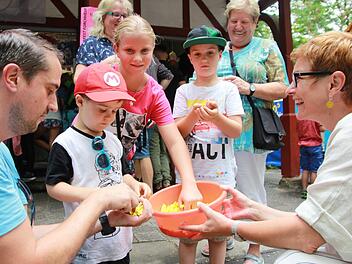 Levi (4 Jahre), Louisa (9 Jahre) und Lennart (6 Jahre) dürfen beim Familientag Lose beim Glückshafen des BRK ziehen. Fotos: Franziska Rieger
