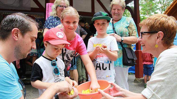 Levi (4 Jahre), Louisa (9 Jahre) und Lennart (6 Jahre) dürfen beim Familientag Lose beim Glückshafen des BRK ziehen. Fotos: Franziska Rieger