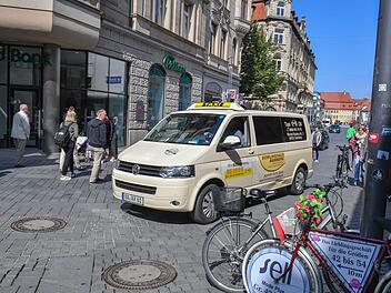 Die Stadt Bamberg will die Fußgängerbereich-Satzung ändern, damit Taxis künftig gehbehinderte Patienten wieder zum Arzt in der Fußgängerzone bringen dürfen. Foto: Ronald Rinklef