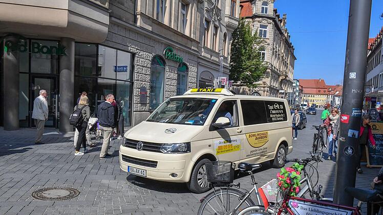 Die Stadt Bamberg will die Fußgängerbereich-Satzung ändern, damit Taxis künftig gehbehinderte Patienten wieder zum Arzt in der Fußgängerzone bringen dürfen. Foto: Ronald Rinklef