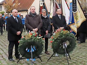 Harald Hack, Lorenz Mölkner, Jutta Köhler und Karsten Fischkal (v. l.) legten Kränze nieder. Foto: J. Blum
