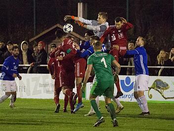Mit Mann und Maus drängten die Vestekicker am Freitagabend in der Schlussphase des packenden Landesliga-Derbys beim VfL Frohnlach auf den Ausgleich. Selbst Torhüter Luis Krempel tauchte plötzlich im Strafraum seines Amtskollegen Jonas Hempfling auf - allerdings ohne Erfolg. Der Keeper schnappte sich in dieser Szene den Ball vor dem sprunggewaltigen Daniel Sam und Kapitän Sertan Sener. Foto: Heinrich Weiß