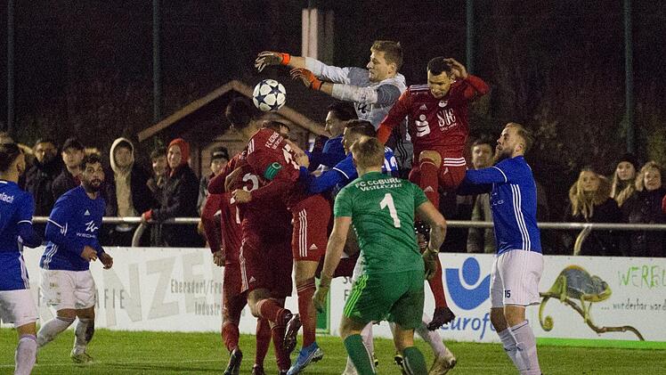 Mit Mann und Maus drängten die Vestekicker am Freitagabend in der Schlussphase des packenden Landesliga-Derbys beim VfL Frohnlach auf den Ausgleich. Selbst Torhüter Luis Krempel tauchte plötzlich im Strafraum seines Amtskollegen Jonas Hempfling auf - allerdings ohne Erfolg. Der Keeper schnappte sich in dieser Szene den Ball vor dem sprunggewaltigen Daniel Sam und Kapitän Sertan Sener. Foto: Heinrich Weiß
