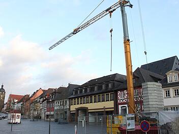 Blick auf die größte Investition der Stadt Lichtenfels in den nächsten Jahren: das Gebäude Marktplatz 10. Dort soll nicht nur eine neue und größere Bücherei, sondern auch ein Zugang zum Stadtschloss geschaffen werden, dessen Dachgiebel oben rechts zu sehen ist. Die Baustelle vorne im Bild (mit Kran) betrifft allerdings das an Hausnummer 2 entstehende Zentrum für 3D-Druck ("Archiv der Zukunft") der Hofmann-Gruppe. Foto: R. Popp
