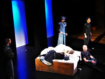 Das Ende von William Shakespeares Tragödie Othello, mit der die Shakespeare Company Berlin die Reihe der Einzelvorstellungen im Rahmen des 36. Theaterrings auf der Bühne im Max-Littmann-Saal eröffnete: Othello (vor dem Bett sitzend: Michael Günther) hat seine Frau Desdemona (hinten: Katja Uhlig) aus Eifersucht ermordet, Jago (hinter Othello stehend Oliver Rickenbacher) die seine als Mitwisserin seiner Intrigen.Foto: Thomas Ahnert