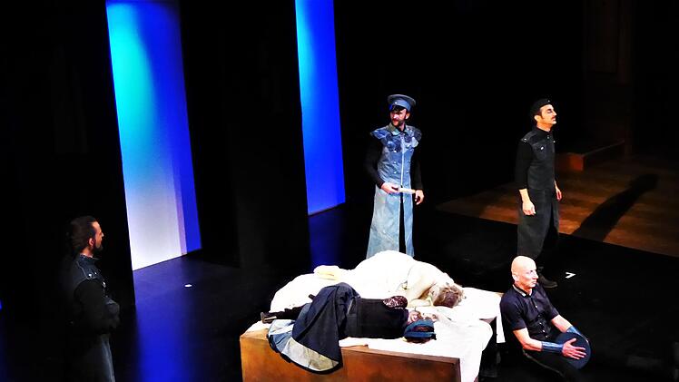 Das Ende von William Shakespeares Tragödie Othello, mit der die Shakespeare Company Berlin die Reihe der Einzelvorstellungen im Rahmen des 36. Theaterrings auf der Bühne im Max-Littmann-Saal eröffnete: Othello (vor dem Bett sitzend: Michael Günther) hat seine Frau Desdemona (hinten: Katja Uhlig) aus Eifersucht ermordet, Jago (hinter Othello stehend Oliver Rickenbacher) die seine als Mitwisserin seiner Intrigen.Foto: Thomas Ahnert