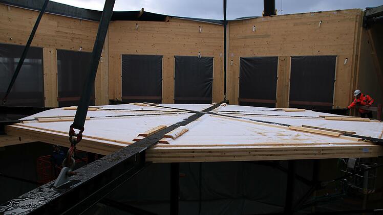 Präzisionsarbeit für die Dachspinne des Globe-Neubaus: so schwebt die tonnenschwere Konstruktion ins Innere - vom Abheben bis zum Andocken getragen von einem riesigen Autokran.Foto: Jochen Berger