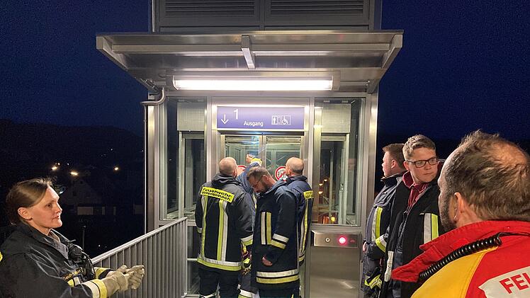 Untersteinach: Jugendliche stecken im Aufzug fest - Rettungseinsatz am Bahnhof