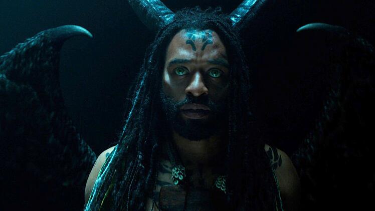 Conall (Chiwetel Ejiofor) glaubt an ein friedliches Zusammenleben von Feen und Menschen.