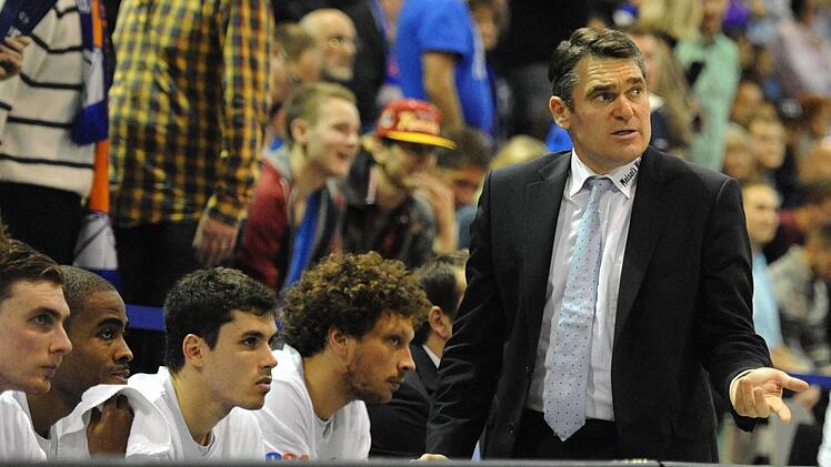 BBC-Trainer Marco van den Berg blickt skeptisch drein.