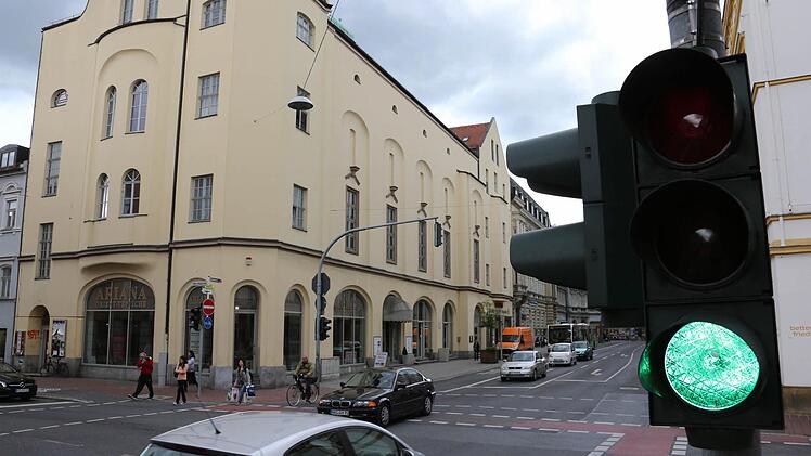 Oft mehrmals am Tag gehen am Luitpoldeck die Ampellichter aus. Und niemand weiß, warum. Foto: Matthias Hoch