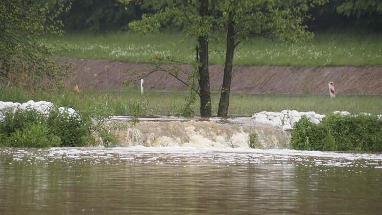 Der mit Hilfe von Sandsäcken geregelte Zufluss der Aurach in die Fischteiche: So kann ein großflächiges Unterspülen des Dammweges verhindert werden (Stand: Freitag, 31. Mai).