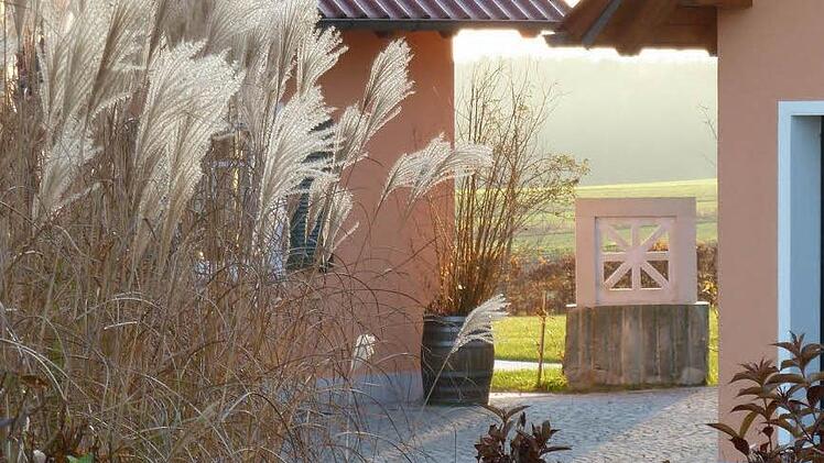 Wohnanlagen mit Sandstein, wie die des Steinmetzen Christian Eltschka in Breitbrunn, geben Zeugnis von der Verbundenheit der Menschen mit heimischem Naturmaterial. Foto: Sabine Meißner