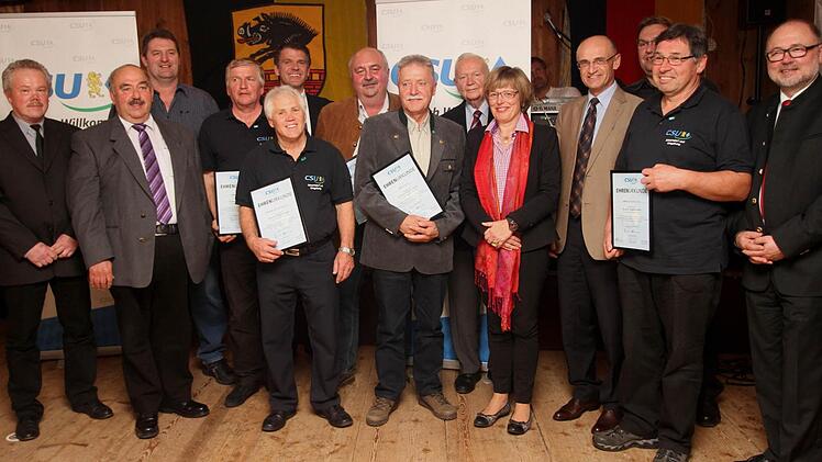 Für 256-jährige Treue wurden diese Mitglieder mit der silbernen Ehrennadel ausgezeichnet - mit dem Ortsvorsitzenden Norbert Schuhmann (links) sowie Bürgermeister Robert Herrmann (rechts) und den Ehrengästen.