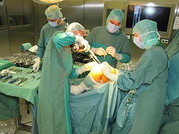 Chirurgie ist nicht nur Medizin, sondern auch Handwerk. Bohrmaschine, Hammer und Meißel gehören zum Handwerkszeug, wenn Gerhard Finkenzeller mit seinem Team ein neues Kniegelenk einsetzt. Foto: Dagmar Besand