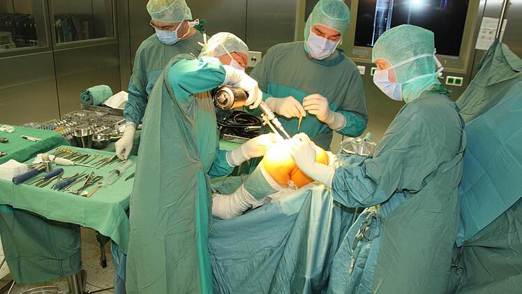 Chirurgie ist nicht nur Medizin, sondern auch Handwerk. Bohrmaschine, Hammer und Meißel gehören zum Handwerkszeug, wenn Gerhard Finkenzeller mit seinem Team ein neues Kniegelenk einsetzt. Foto: Dagmar Besand