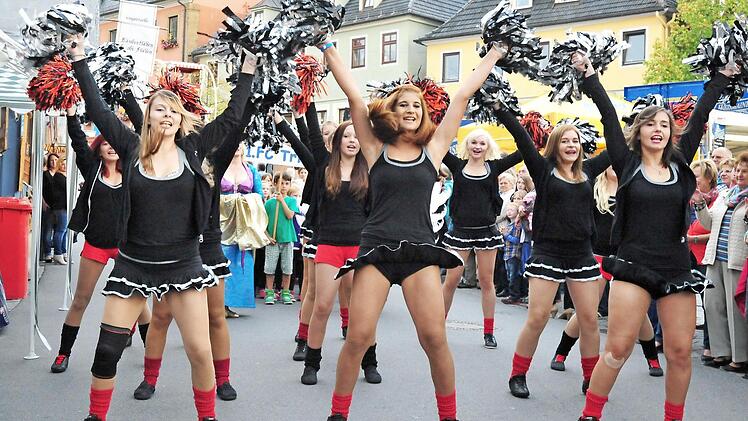 Mit viel Elan sorgte die Cheerleadergruppe "Crazy Hornets" am Freitag bei der Eröffnung für Schwung.