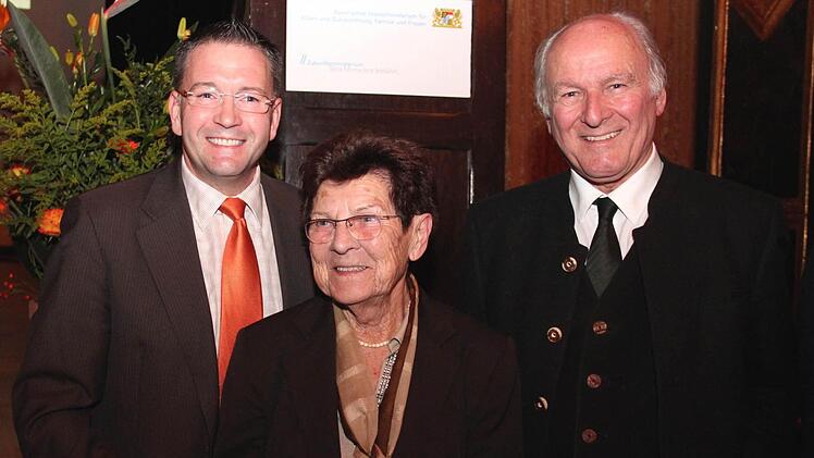 Fröhlich mit Prof. Dr. Hipp und Bürgermeister Fischkal bei der Ehrung in München 2012