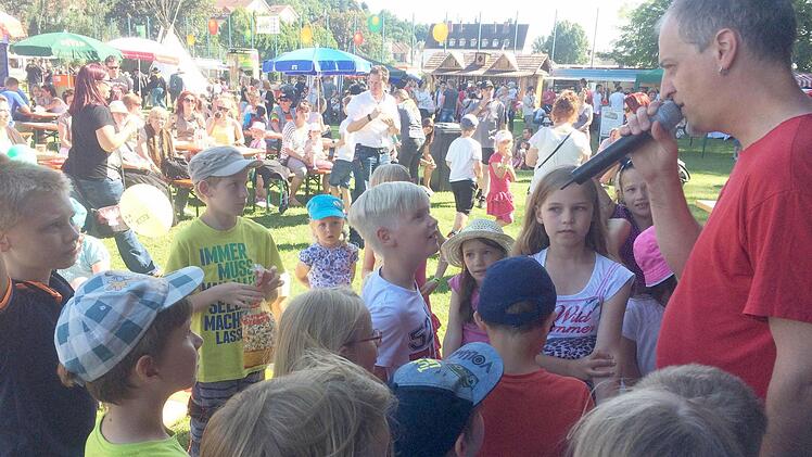 Andi singt mit den Kindern.