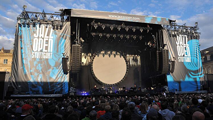 Erst strahlend blauer Himmel über dem Schlossplatz, der ab der zweiten Konzert in eine Lichtorgie eingetaucht wurde.Foto: Rock-O-Foto