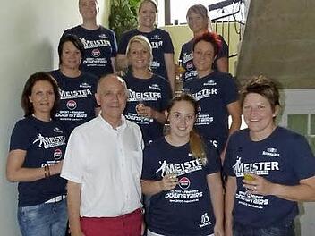 Unser Bild zeigt das Meisterteam der TV-Handballdamen zusammen mit Bürgermeister Franz Uome, Spielertrainerin Sandra Dietrich (obere Reihe, rechts) und die stellvertretende TV-Vorsitzende Kerstin Küfner-Ott (oben, Mitte). Foto: Wulf