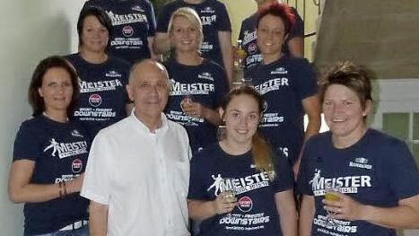 Unser Bild zeigt das Meisterteam der TV-Handballdamen zusammen mit Bürgermeister Franz Uome, Spielertrainerin Sandra Dietrich (obere Reihe, rechts) und die stellvertretende TV-Vorsitzende Kerstin Küfner-Ott (oben, Mitte). Foto: Wulf