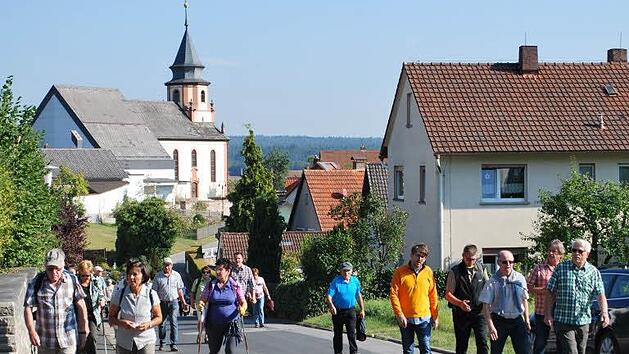 Wanderwege mit einheitlicher Beschilderung vernetzten das Gebiet der Allianz Oberes Werntal. Dieses Projekt begleiteten von der Gemeinde Werner Dengler - auf unserem Foto bei der Eröffnung an Pfingsten in Ebenhausen - und Reinhold Zwirlein.  Foto: Archiv/Stefan Geiger