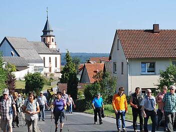 Wanderwege mit einheitlicher Beschilderung vernetzten das Gebiet der Allianz Oberes Werntal. Dieses Projekt begleiteten von der Gemeinde Werner Dengler - auf unserem Foto bei der Er&ouml;ffnung an Pfingsten in Ebenhausen - und Reinhold Zwirlein.  Foto: Archiv/Stefan Geiger