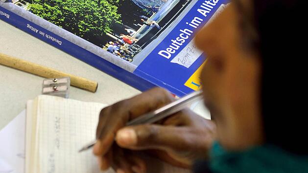 Die Integration der nach Deutschland gekommenen Fl&uuml;chtlinge wird aus Sicht von undesinnenminister de Maizi&egrave;re (CDU) viel Zeit in Anspruch nehmen. Foto: Hendrik Schmidt/dpa