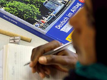 Die Integration der nach Deutschland gekommenen Fl&uuml;chtlinge wird aus Sicht von undesinnenminister de Maizi&egrave;re (CDU) viel Zeit in Anspruch nehmen. Foto: Hendrik Schmidt/dpa