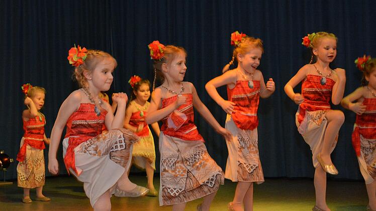 Die "TSV Saalehüpfer Minis" präsentierten den Tanz "Ich bin Vaiana" beim Faschingstanz des TSV Bad Bocklet. Foto: Björn Hein