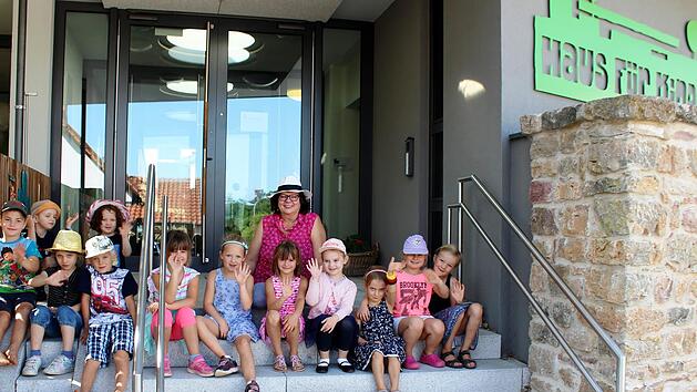 Kindergartenleiterin Renate Kröckel und die Schutzbefohlenen vom "Haus der Kinder".  Foto: Werner Vogel