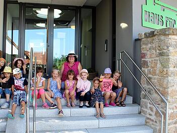 Kindergartenleiterin Renate Kröckel und die Schutzbefohlenen vom "Haus der Kinder".  Foto: Werner Vogel
