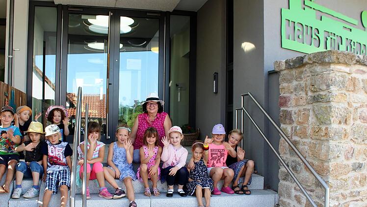 Kindergartenleiterin Renate Kröckel und die Schutzbefohlenen vom "Haus der Kinder".  Foto: Werner Vogel