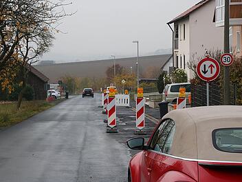 Der Ebenhäuser Weg  sorgt immer wieder für Diskussionen im Rannunger  Gemeinderat. Eine kurze Strecke ist zurzeit halbseitig gesperrt. Sie soll  für 20.000 Euro ausgebessert werden. Foto: Dieter Britz