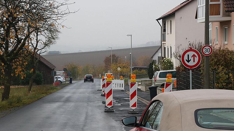 Der Ebenhäuser Weg  sorgt immer wieder für Diskussionen im Rannunger  Gemeinderat. Eine kurze Strecke ist zurzeit halbseitig gesperrt. Sie soll  für 20.000 Euro ausgebessert werden. Foto: Dieter Britz