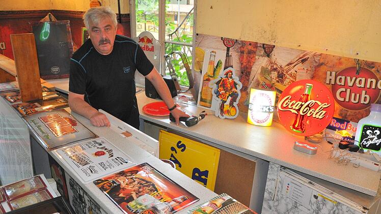 Vom Inventarverkauf im Kellerhäuschen blieben nur ein paar Blechschilder übrig